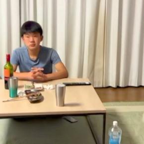 父に怒られる息子→横で見ていた大型犬が『自分が怒られてるかも』と勘違いして…愛おしすぎる表情と態度が47万再生「可愛すぎてムリ」「口角ｗ」