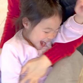 4歳の女の子をくすぐりながら『食べちゃうぞ』と言った結果→犬が『ピンチかも』と察して…尊すぎる行動に反響「心配してる」「優しさに泣いた」