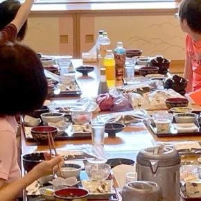 民宿で朝食を食べているお客さん→なぜかみんな『窓の外』を見ていて…思わず納得する『まさかの光景』に27万いいね「人気者で草」「絶対笑うわ」