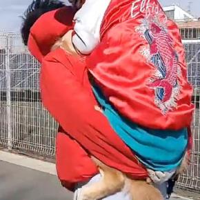 大型犬が『散歩で歩かなくなった』結果→仕方なく『おんぶ』して…思わず二度見する『人間の子供にしか見えない光景』に反響「スカジャン似合う」