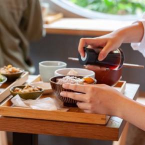 犬は『醤油』を舐めても大丈夫?与えてはいけない理由や誤飲した場合の危険な症状まで