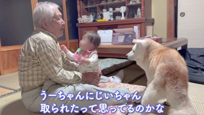 静かに2人のそばへ