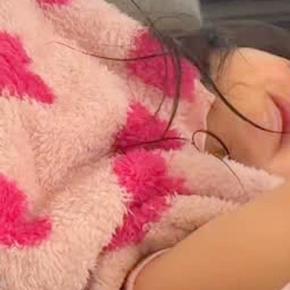 女の子が『怒られて落ち込んでしまった』結果→超大型犬が心配してくれて…優しさ溢れる光景が16万再生「なんて愛おしい」「私も慰めてほしい」