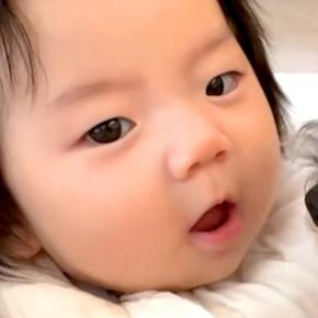 生まれて半年の赤ちゃんと犬→『大好き』が溢れてしまい…あまりにも尊い『距離感がバグっている光景』に反響「見守ってて優しい」「可愛すぎる」