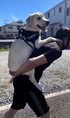 おんぶしてもらえて嬉しそう♪