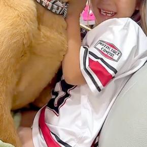 小さな女の子のことが大好きな大型犬→愛が重すぎて…まさかの『距離感がバグっている光景』に34万再生の反響「満足気で草」「羨ましすぎるw」