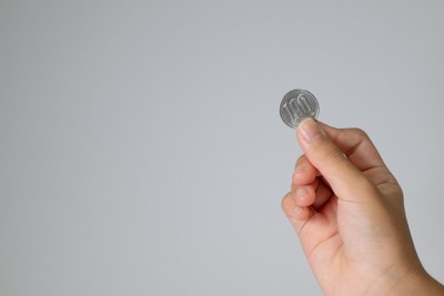 100円を持つ手