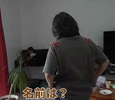 ソファの方を見つめる女性