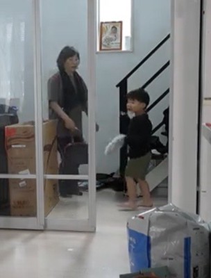 玄関に現れた女性と子供