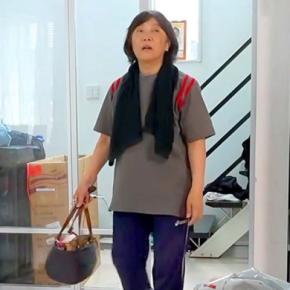 おばあちゃんに内緒で『大型犬の赤ちゃん』を飼った結果→気付いた瞬間に…微笑ましい『リアクション』に反響 二度見も納得の光景にほっこり