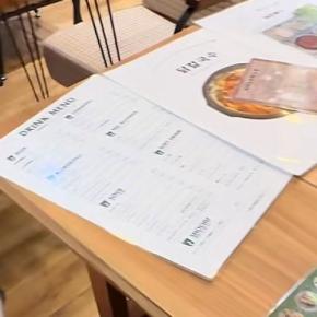 韓国料理屋で働く『人懐っこい大型犬』→テーブルに座ると、隣にやってきて…羨ましすぎる『相席の光景』が10万再生「ファンサ素晴らしいｗ」