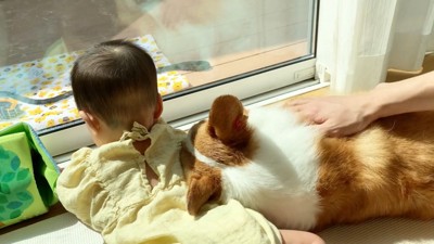 赤ちゃんに寄りかかってゴロ~ン