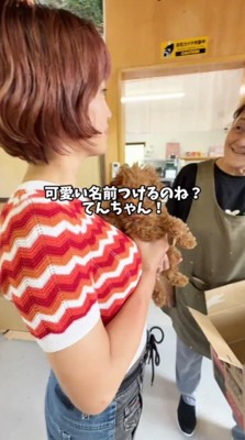 女将に子犬の名前を伝える若い女性