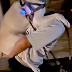 夜、31キロの大型犬が『散歩で歩かなくなった』結果→仕方なくおんぶして…すれ違ったら二度見する『子どもすぎる光景』に反響「確信犯で草」