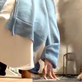 どうしても『ママに休んでほしい』と思っている超大型犬→起き上がろうとすると…絶対に立ち上がれない光景が45万再生「愛重いｗ」「羨ましい」