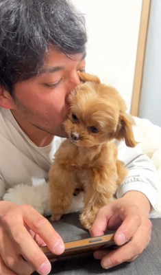 小型犬にキスする投稿主