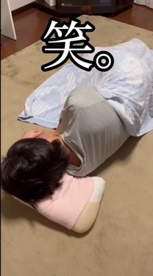 床で寝るパパさんの哀愁漂う姿(笑)