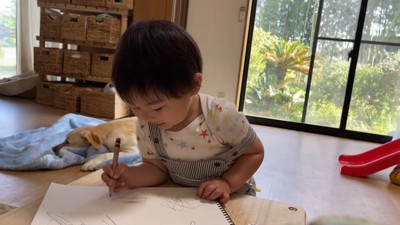 楽しそうにお絵描き中