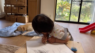 振り向いて笑う女の子