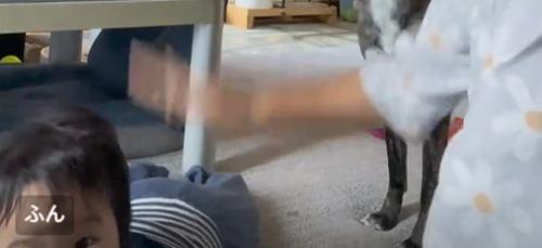 お尻を叩く手