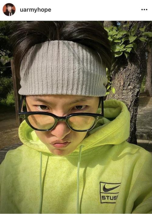 口を尖らせて“ふてくされ顔”の自撮りショットを投稿したJ-HOPE / ※J-HOPEオフィシャルInstagram(uarmyhope)より