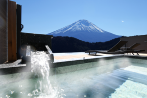 【1周年記念】天空の温泉ヴィラ紬 河口湖、2025年8月のご予約限定で山梨県産ハーフワインをプレゼント!