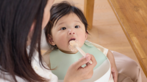 フィーディングのお悩みをサポート！のど突き防止プレート付き「はなまる離乳食スプーン」2025年8月21日発売
