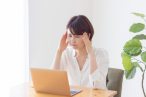 「迷惑をかけたくない…」リモートワーカーの7割以上が「風邪気味でも仕事を休めない」と回答！