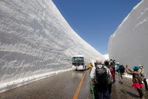 富山県と長野県を結ぶ立山黒部アルペンルート、2026年4月15日(水)から春の風物詩「雪の大谷ウォーク」を開催！