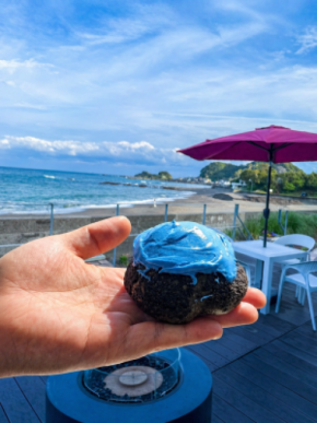 世にも奇妙な「青いシュークリーム」誕生、千葉・鴨川の絶景を“食べる”新体験