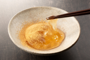 和菓子のあわしま堂、まるで練りたてのような食感の 『琥珀色のとろみわらび餅』をオンライン販売開始