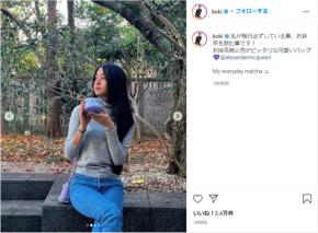 Koki,、上品なシンプルコーデで抹茶を楽しむオフショットを公開!