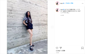 Koki,、超ミニ丈でまぶしい美脚披露！クールなモノトーンコーデ公開