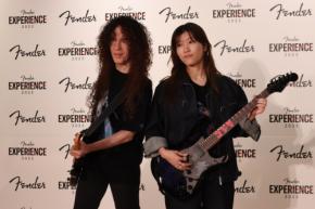 Fenderがゴジラの咆哮を再現するコラボギターを発表!ヒコロヒー&マーティが生演奏披露