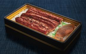 コンビニうな重のレベルを超えた！？ファミマ「上 鹿児島県産うなぎ蒲焼重」を実食！ホロホロ食感に感動